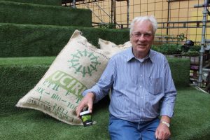 Francisco Van der Hoff Boersma, grundare av handelsprincipen Fair Trade håller i en Eguale kaffemugg